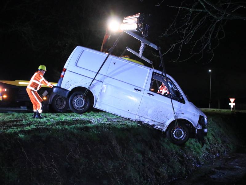 Bestelbus raakt van de weg en belandt in sloot