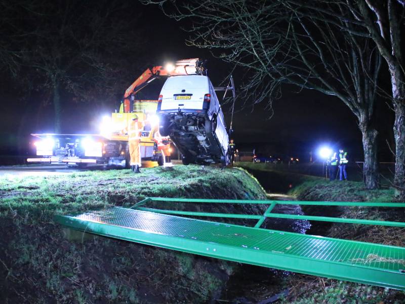 Bestelbus raakt van de weg en belandt in sloot