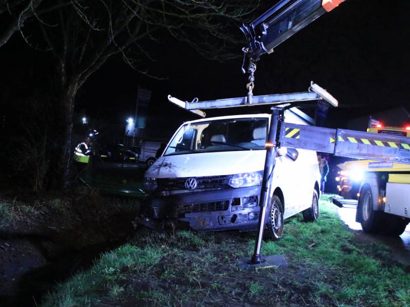 Bestelbus raakt van de weg en belandt in sloot