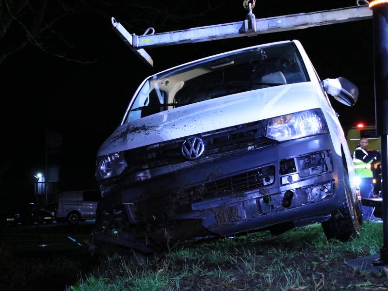 Bestelbus raakt van de weg en belandt in sloot