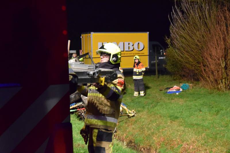 Personenauto belandt op de zijkant in sloot
