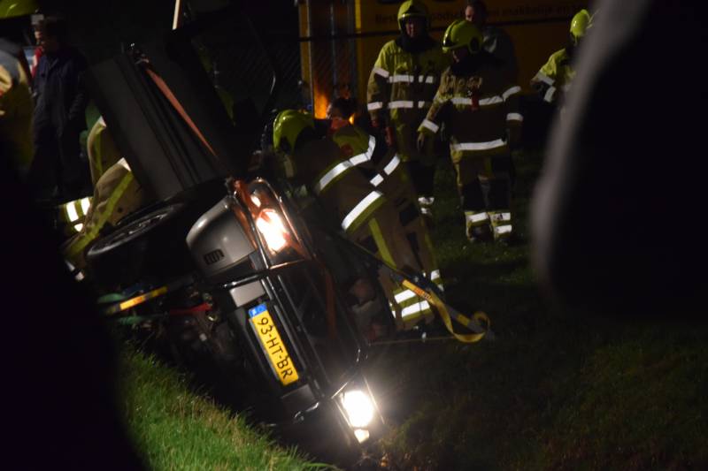 Personenauto belandt op de zijkant in sloot