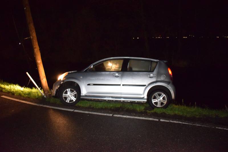 Automobilist vliegt uit de bocht op elektriciteitspaal