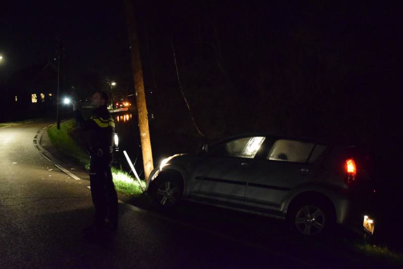 Automobilist vliegt uit de bocht op elektriciteitspaal