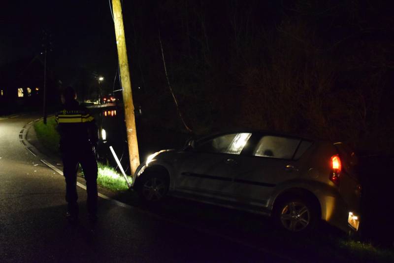 Automobilist vliegt uit de bocht op elektriciteitspaal