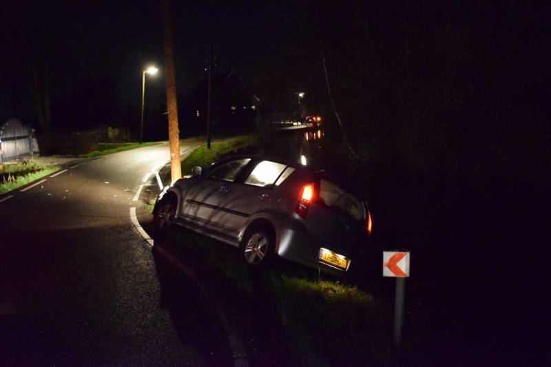 Automobilist vliegt uit de bocht op elektriciteitspaal