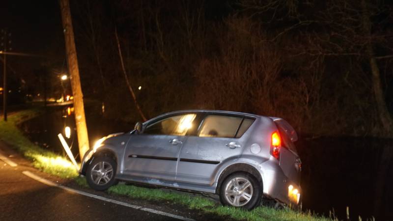 Automobilist vliegt uit de bocht op elektriciteitspaal