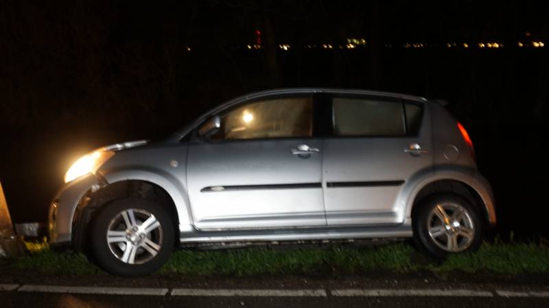 Automobilist vliegt uit de bocht op elektriciteitspaal