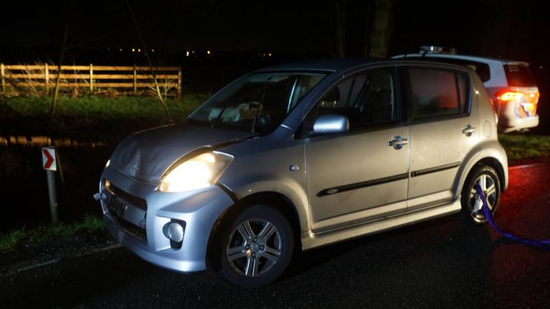 Automobilist vliegt uit de bocht op elektriciteitspaal