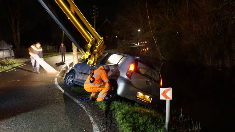 Automobilist vliegt uit de bocht op elektriciteitspaal