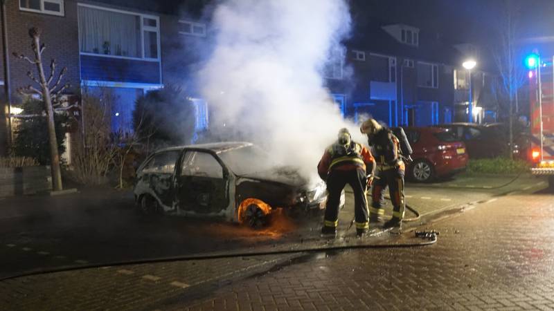 Geparkeerde auto gaat in vlammen op