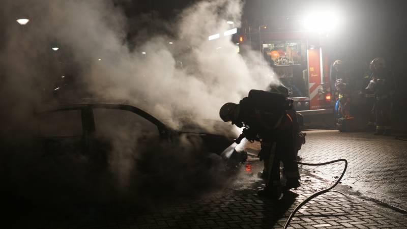 Geparkeerde auto gaat in vlammen op
