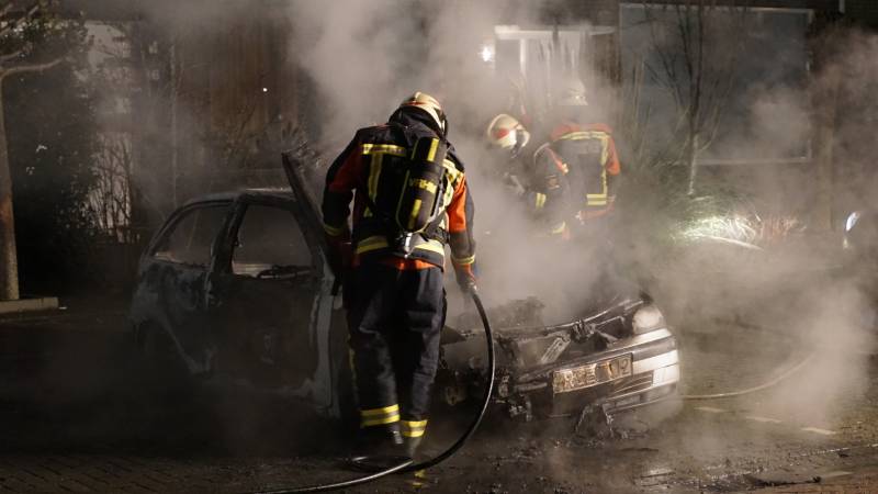 Geparkeerde auto gaat in vlammen op