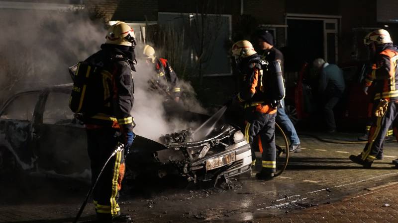 Geparkeerde auto gaat in vlammen op