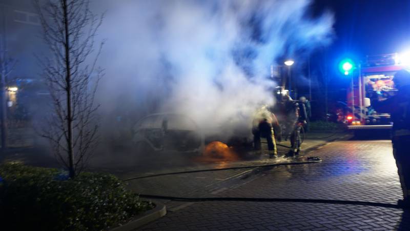 Geparkeerde auto gaat in vlammen op