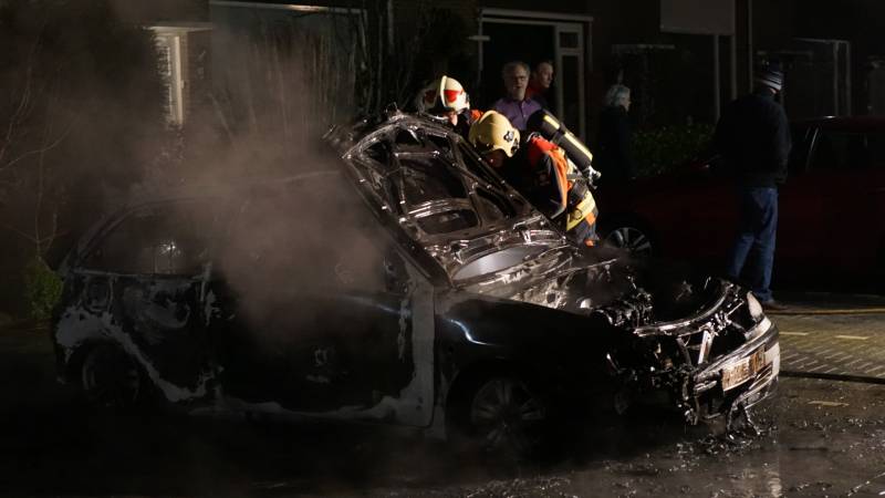 Geparkeerde auto gaat in vlammen op