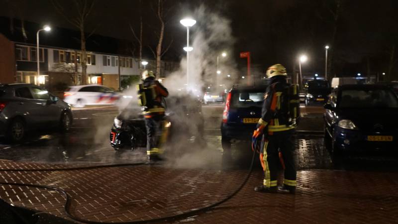 Opnieuw geparkeerde auto in brand gestoken