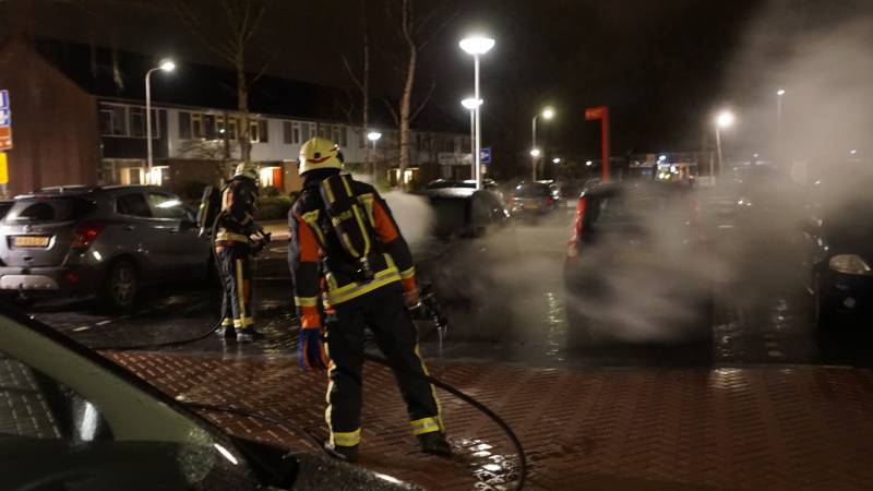Opnieuw geparkeerde auto in brand gestoken