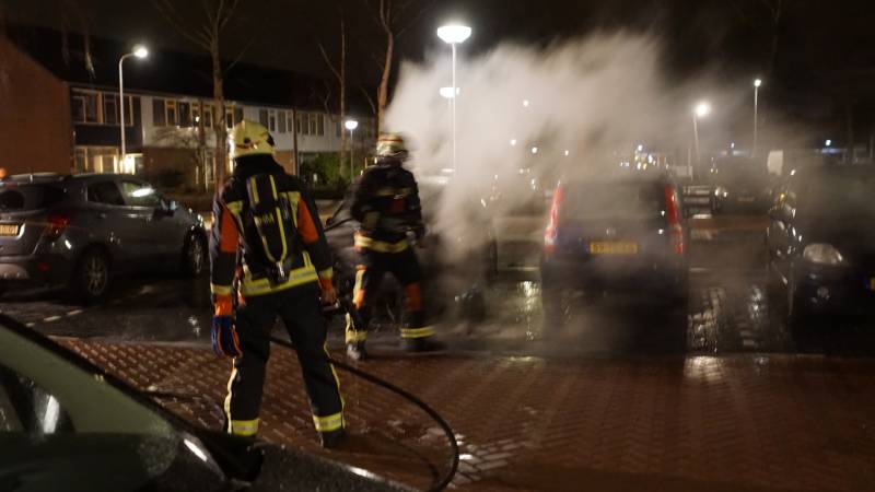 Opnieuw geparkeerde auto in brand gestoken