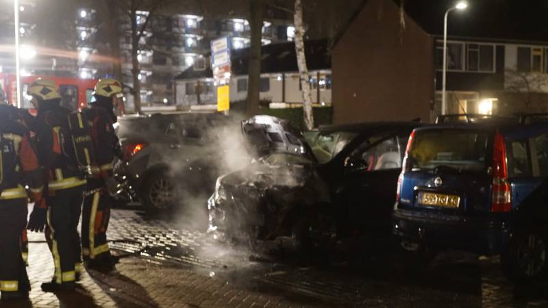 Opnieuw geparkeerde auto in brand gestoken
