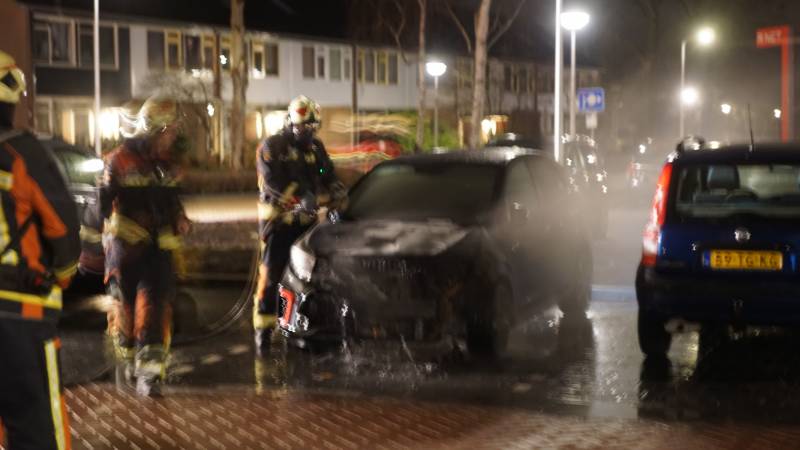 Opnieuw geparkeerde auto in brand gestoken