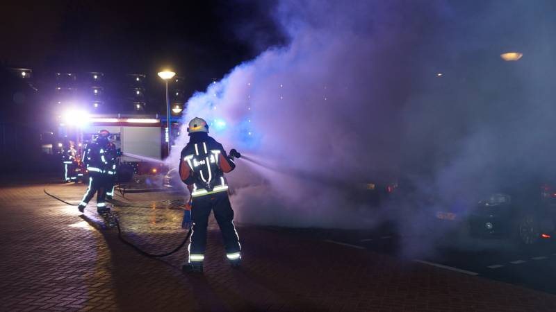 Opnieuw geparkeerde auto in brand gestoken