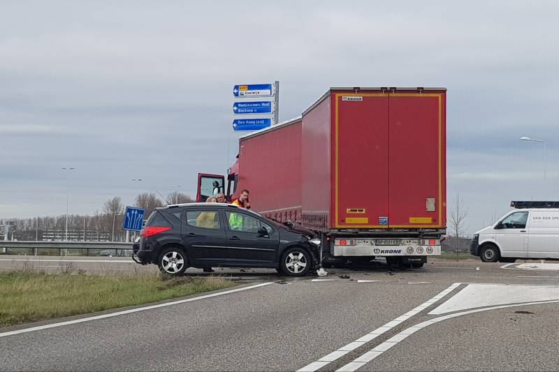 Auto knalt op vrachtwagen trailer