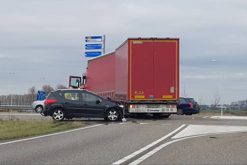 Auto knalt op vrachtwagen trailer