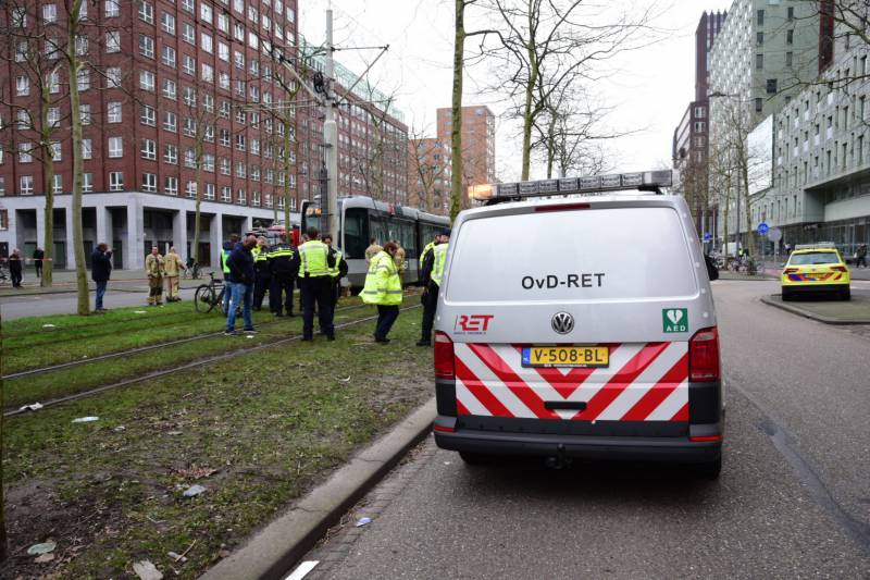 Fietser bekneld onder tram na aanrijding