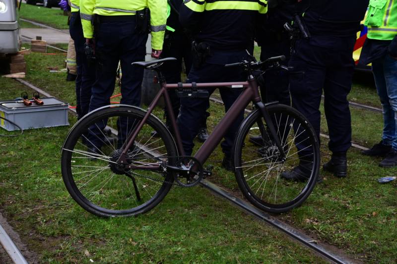 Fietser bekneld onder tram na aanrijding