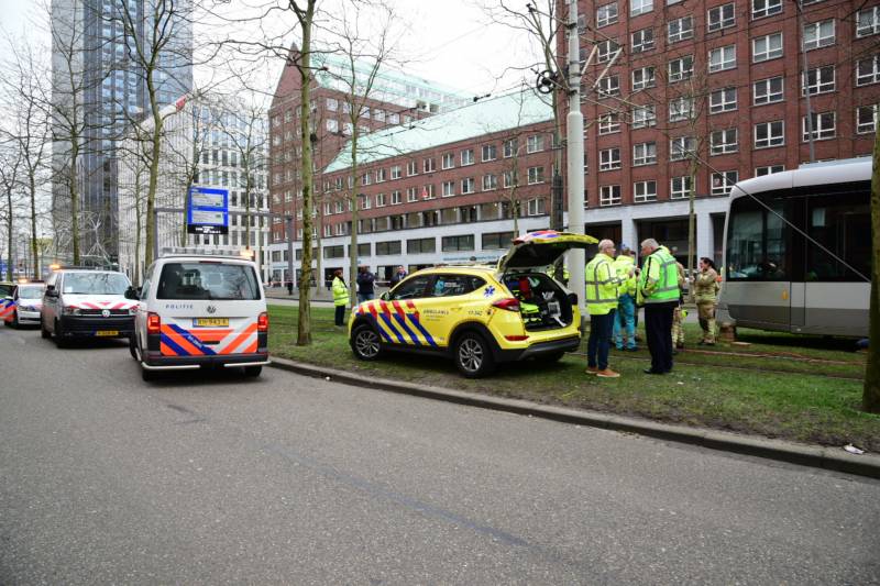 Fietser bekneld onder tram na aanrijding