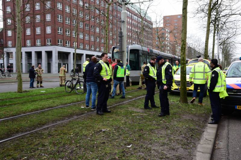Fietser bekneld onder tram na aanrijding