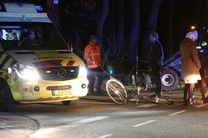 Fietser door personenauto aangereden op kruising