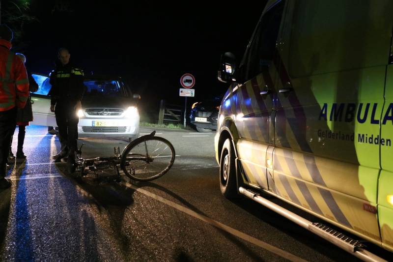 Fietser door personenauto aangereden op kruising