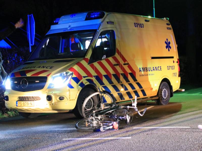 Fietser door personenauto aangereden op kruising