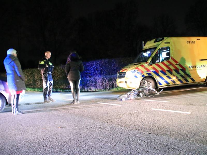 Fietser door personenauto aangereden op kruising