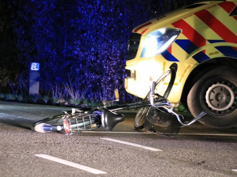 Fietser door personenauto aangereden op kruising