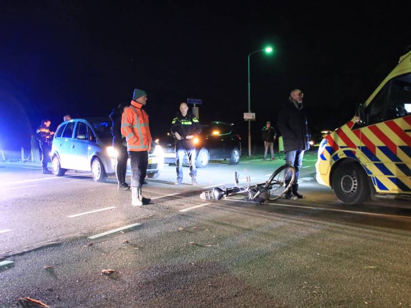 Fietser door personenauto aangereden op kruising