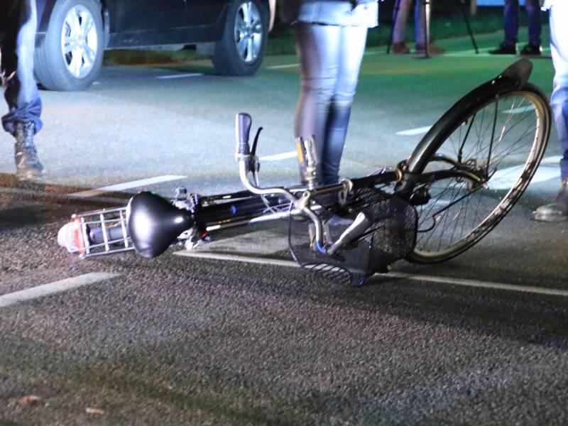 Fietser door personenauto aangereden op kruising