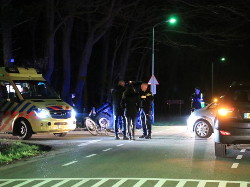 Fietser door personenauto aangereden op kruising