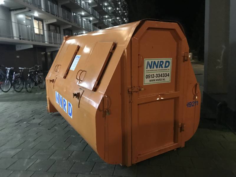 Bouwcontainer met isolatiematriaal in brand