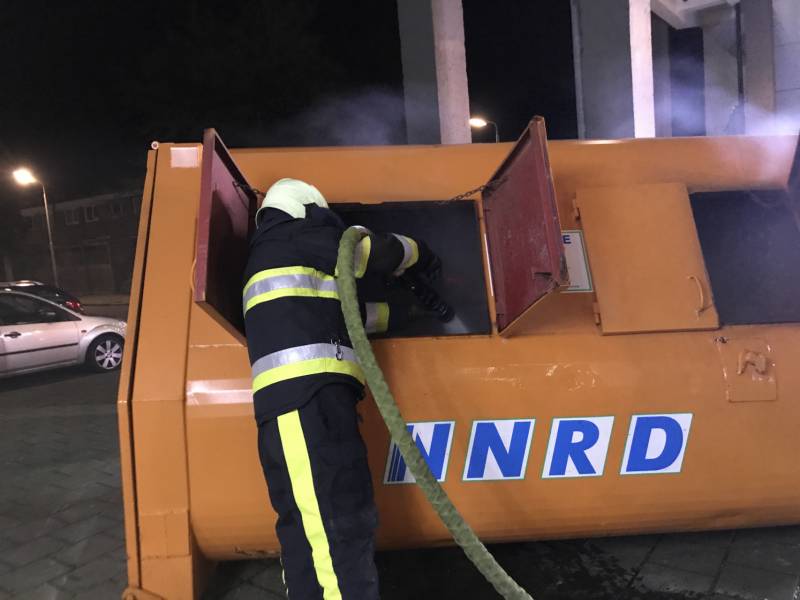 Bouwcontainer met isolatiematriaal in brand