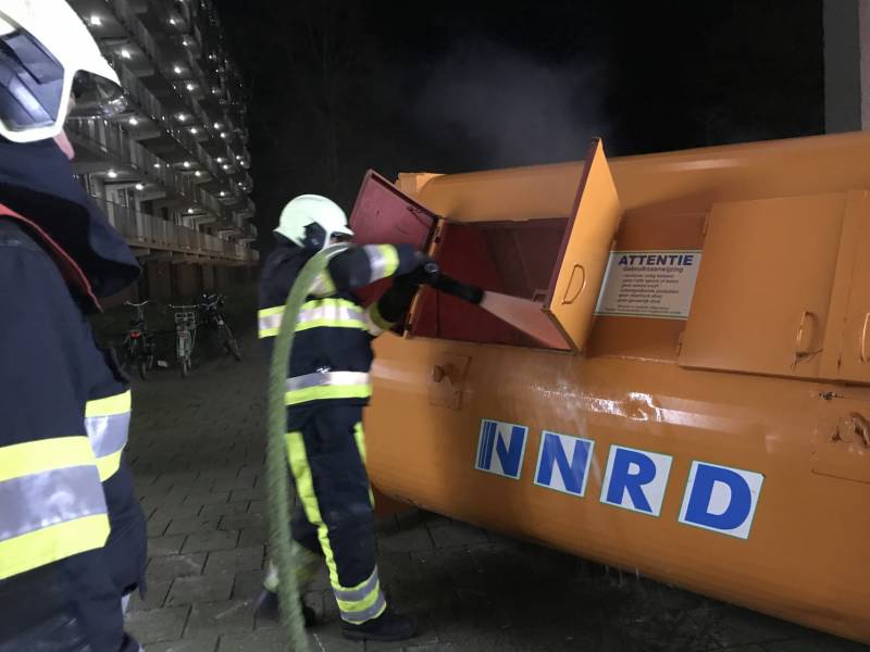 Bouwcontainer met isolatiematriaal in brand
