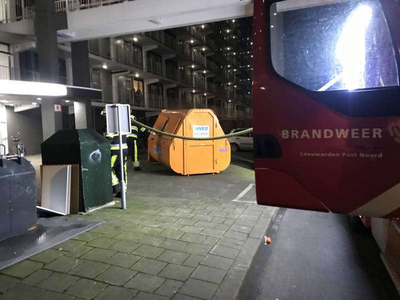 Bouwcontainer met isolatiematriaal in brand