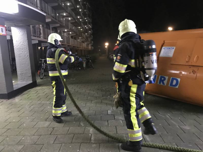 Bouwcontainer met isolatiematriaal in brand