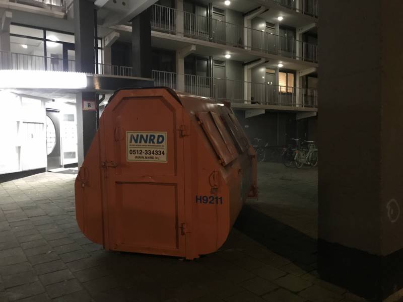 Bouwcontainer met isolatiematriaal in brand