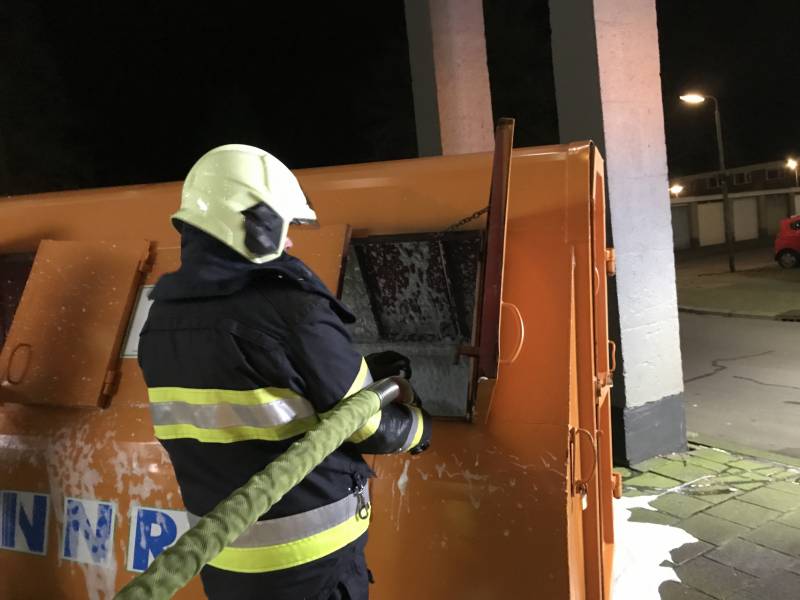 Bouwcontainer met isolatiematriaal in brand