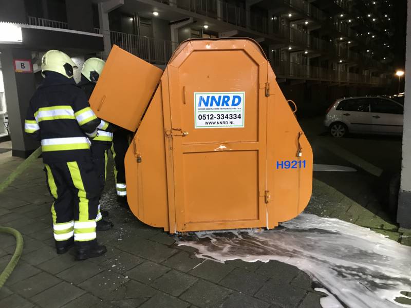 Bouwcontainer met isolatiematriaal in brand