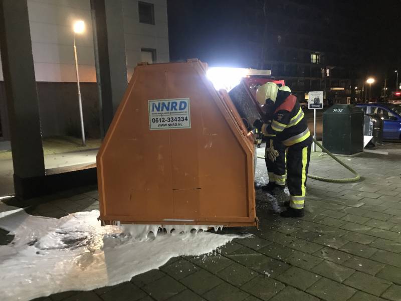 Bouwcontainer met isolatiematriaal in brand