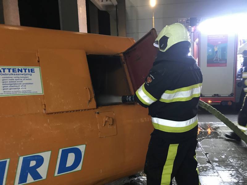 Bouwcontainer met isolatiematriaal in brand